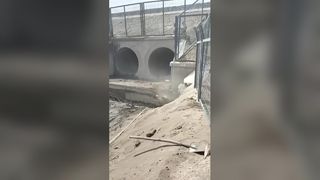 Sierra de hilo sobre orugas para corte de puentes