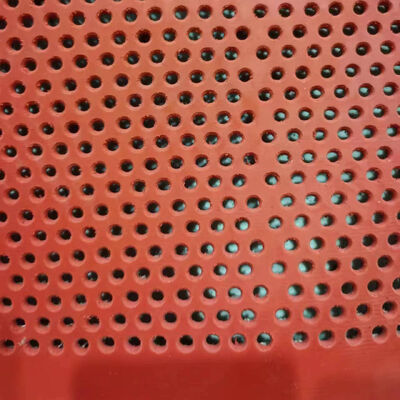 Panel de goma resistente al desgaste de 6 mm de espesor con orificios redondos para aplicaciones mineras
